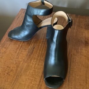 Antonio Melani size 7 1/2 black leather peep toe 3” heels.